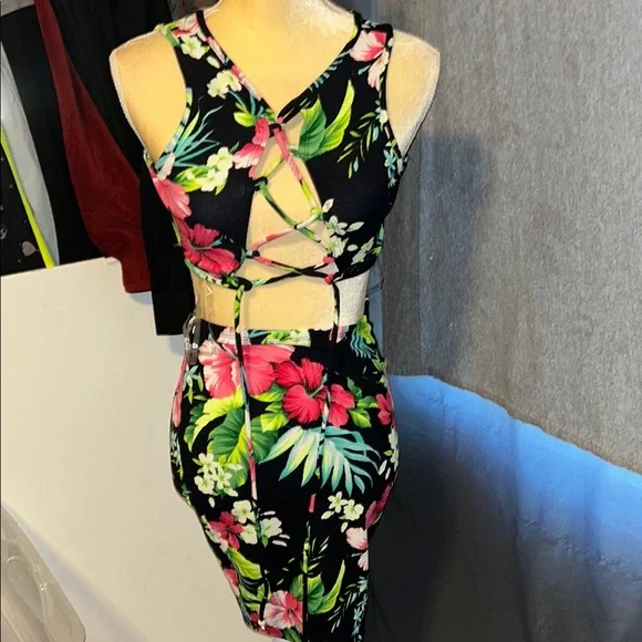 HP 🎊Floral Cutout Dress - Picture 3 of 9